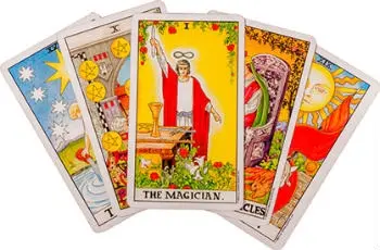 Abanico de cinco cartas del tarot.